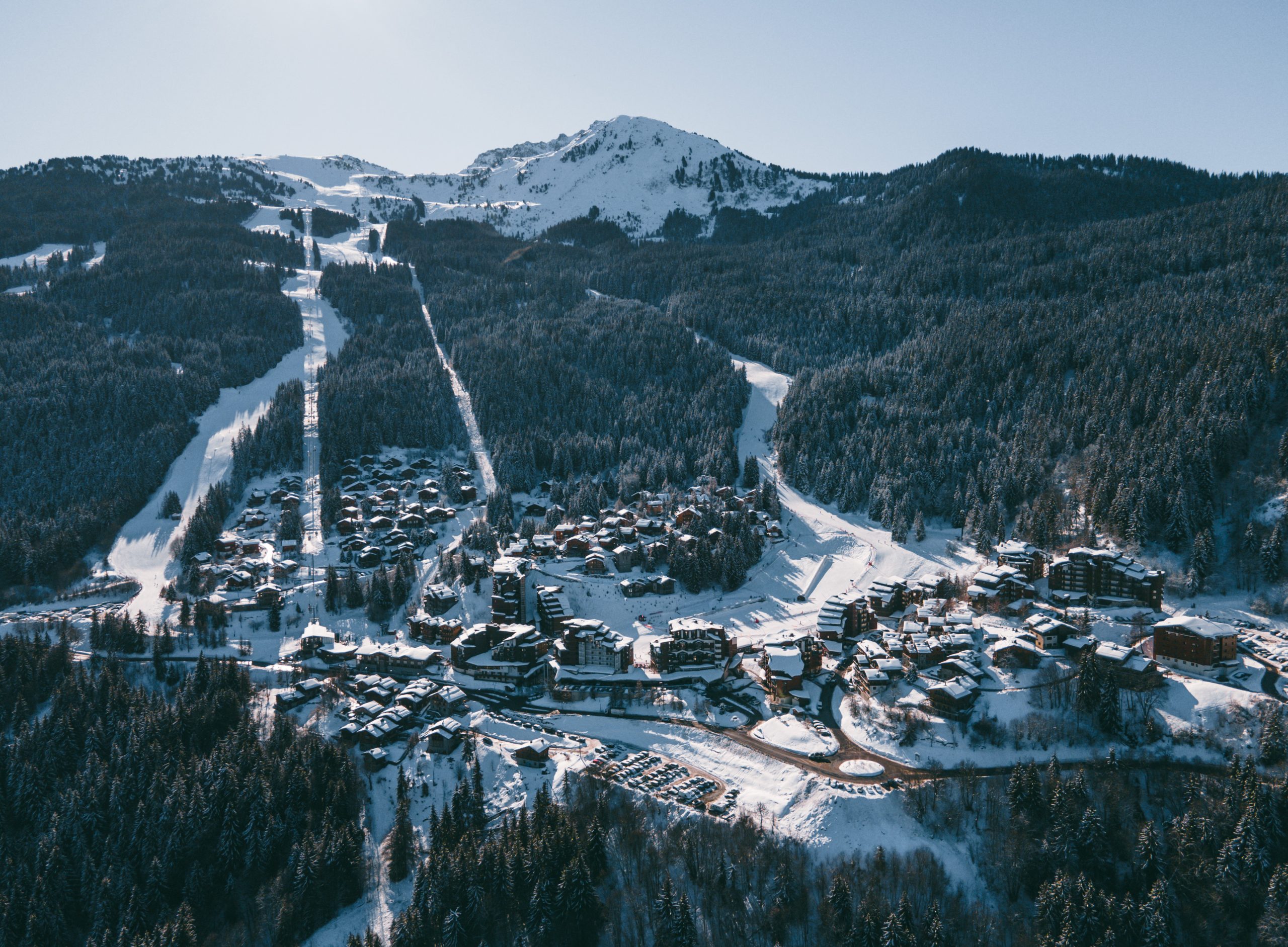 You are currently viewing Exploring Alpine Delights: Meribel ski vs. La Tania – Unveiling the Hidden Gem
